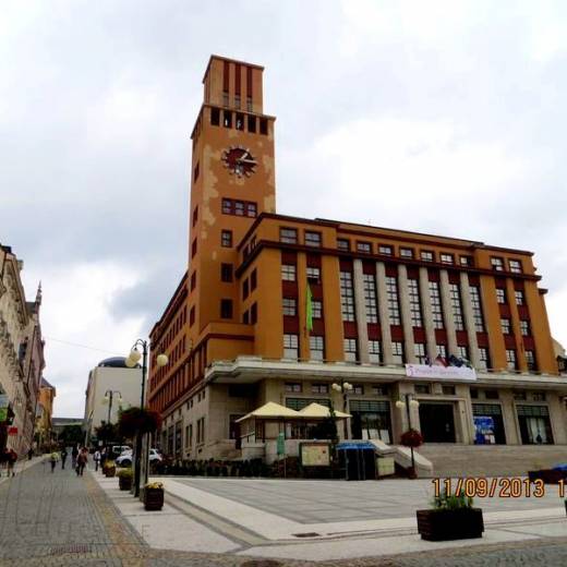 Площадь Мира и Новая Ратуша города Яблонец над Нисой.