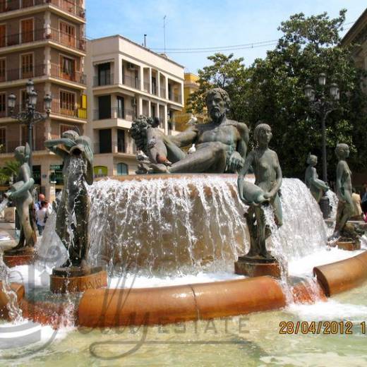 Площадь Plaza de la Virgen, Валенсия, Испания.