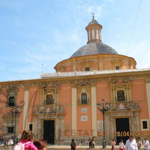 Базилика Святой Девы - Basílica de la Virgen de los Desamparados, покровительницы Валенсии.