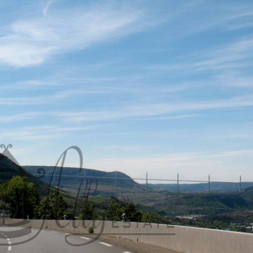 Виадук Мийо́ (le Viaduc de Millau).