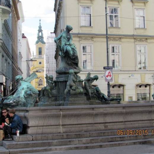 Фонтан Доннербрюннен (Donnerbrunnen) в Вене.