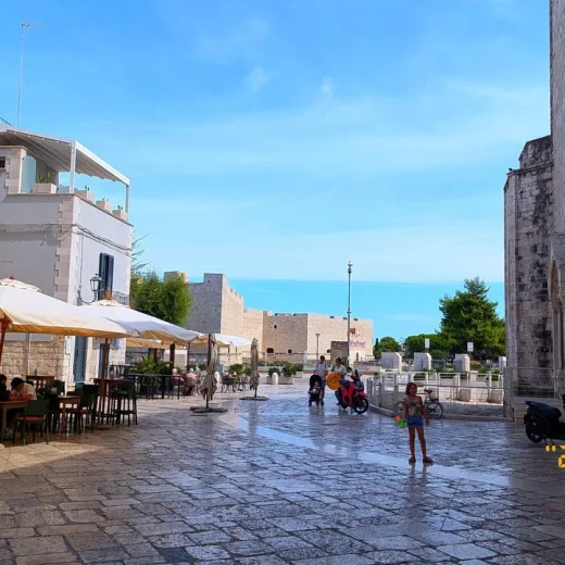 Первая прогулка у замка Барлетты