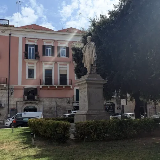 Сквер имени Массимо д'Азельо в Барлетте