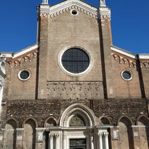 С наружи Базилики Санти-Джованни-э-Паоло