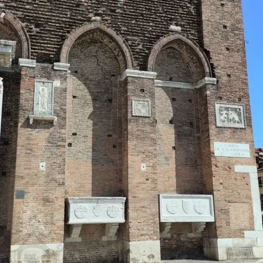 С наружи Базилики Санти-Джованни-э-Паоло