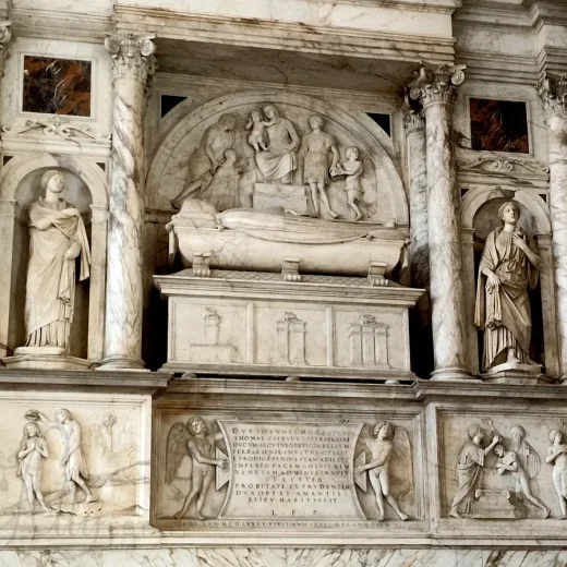 Памятник дожу Джованни Мочениго на контрфасаде Базилики Санти-Джованни-э-Паоло