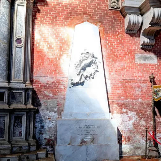 Памятник братьям Бандьера и Доменико Моро.