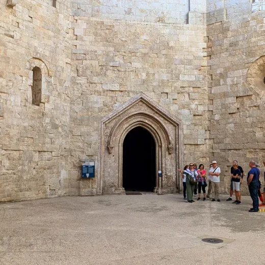 Внутренний двор замка Дель-Монте