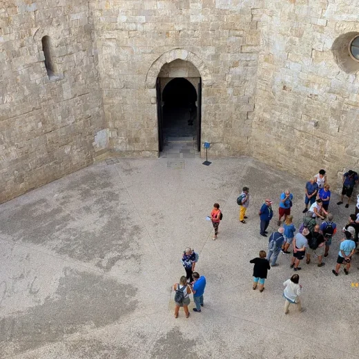 Внутренний двор замка Дель-Монте