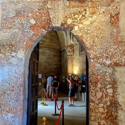 Внутри замка Дель-Монте