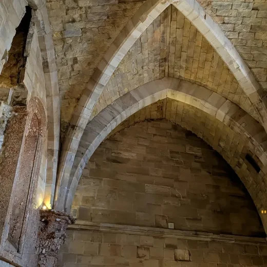 Внутри замка Дель-Монте